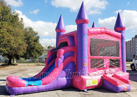 ピンクの膨脹可能な跳ね上がりの家の屋外ゲームの女の子によっては警備員の弾力がある城がパーティを楽しむ