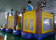 城の黄色および青を跳んでいる屋外の運動場の海賊膨脹可能な子供