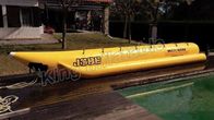 巨大で完全で黄色く膨脹可能なバナナ ボートはセリウムが付いているフライ フィッシングのボートを