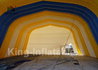 形づく黄色いアーチが付いているカスタマイズされた屋外の32.81ft膨脹可能なでき事のテント