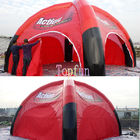 赤く膨脹可能なでき事のテント