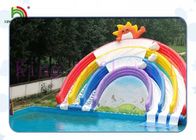 反紫外線膨脹可能な水公園の使用料のためのプールが付いている三重の車線ポリ塩化ビニールの虹のスライド