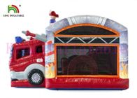子供のためのスライドが付いている赤い普通消防車0.55mmポリ塩化ビニールの膨脹可能な跳躍の城