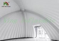 白い灰色のドームのくもの防水ポリ塩化ビニールの防水シートによる膨脹可能なでき事のテント