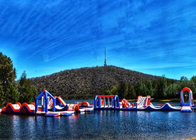 湖のInfaltable水公園の障害物コースの浮遊運動場