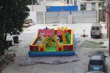 0.55 mm ポリ塩化ビニールの防水シートの屋外の運動場の動物の主題の膨脹可能な遊園地