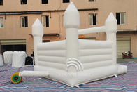 膨脹可能な警備員の城13ft*11.5ft*10ftの白いジャンパーの党のためのベッドを跳ぶ弾力がある城の結婚式の装飾