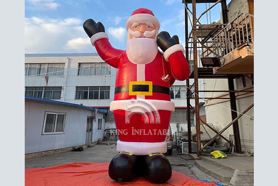 屋外ギフト袋のクリスマスの装飾を持つ巨大で膨脹可能なサンタクロース