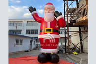 屋外ギフト袋のクリスマスの装飾を持つ巨大で膨脹可能なサンタクロース