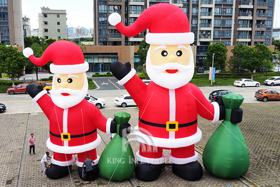 膨脹可能なサンタ クロース 20ft 26ft 33ft の高いクリスマスの装飾はサンタを爆破します