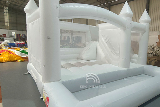 Inflatable White Bounce Castle王のスライドの球ピットのコンボのジャンパーのベッドを跳ぶ弾力がある家の結婚披露宴の装飾