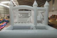 Inflatable White Bounce Castle王のスライドの球ピットのコンボのジャンパーのベッドを跳ぶ弾力がある家の結婚披露宴の装飾