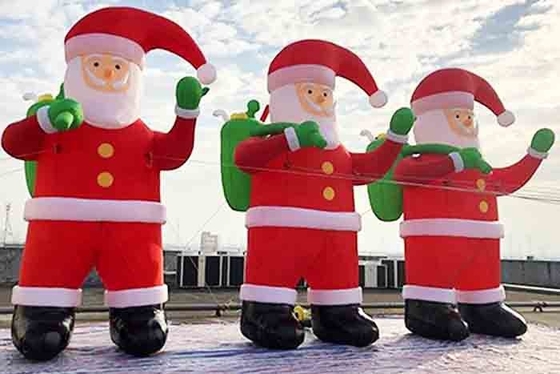 巨大で膨脹可能なサンタ クロースの庭のクリスマスの装飾はサンタのインフレータブルを爆破します