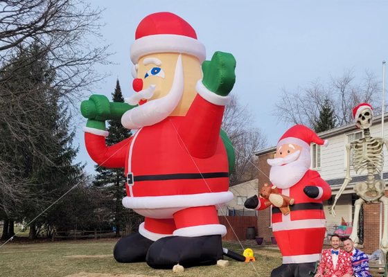 サンタはクリスマスの装飾の巨大で膨脹可能なサンタクロースのインフレータブルを爆破します