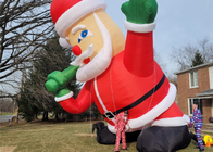 サンタはクリスマスの装飾の巨大で膨脹可能なサンタクロースのインフレータブルを爆破します
