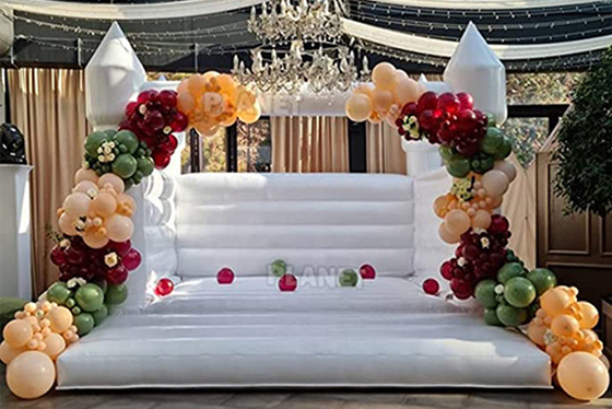 白い膨脹可能な結婚式の城 13ft X 11.5ft X 10ft の屋外党大人の弾む城