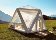 屋外の膨脹可能で透明なテントの星を眺めるキャンプの爆発のホテル