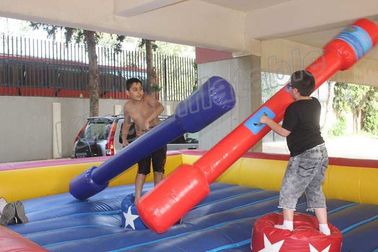 赤くおよび青の剣闘士の馬上槍試合の子供および大人のための膨脹可能なスポーツのゲーム