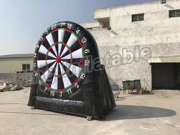 巨大で膨脹可能なフットボールの投げ矢板屋外スポーツのゲームの白黒色