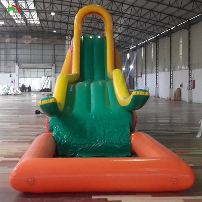 膨らませられる遊び場 障害物 スポーツフィールド プール付きの膨らませられる水スライド