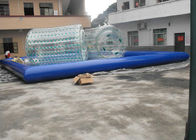 水ローラーおよび水球 0.9mm ポリ塩化ビニールの防水シートが付いている商業膨脹可能なプール
