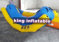 バナナ ボートが付いている耐久の黄色/青の膨脹可能なシーソーのよろめきポリ塩化ビニール水おもちゃ