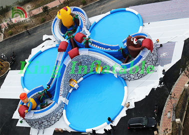 マンガのキャラクタ、スライド、プールが付いている巨大で膨脹可能な水公園