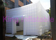 結婚披露宴または展示会のためのドアが付いている大きく膨脹可能な立方体のテント