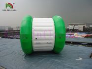 緑/白いポリ塩化ビニールの防水シート水公園のための膨脹可能な水球の圧延のおもちゃ