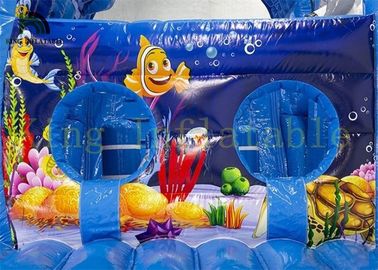 多彩な海の世界は屋内おもちゃの防火効力のあるポリ塩化ビニール材料との膨脹可能な障害物コースをからかいます