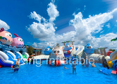 屋外の商業赤い怒っている鳥のジャイアンツ スライドが付いている膨脹可能な水公園