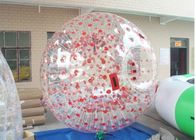 赤い色の巨大で膨脹可能なスポーツの Zorb の球の多彩な D リングが付いている人間のハムスターの球
