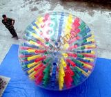 ショーのための D リングによってカスタマイズされる多彩なポリ塩化ビニール ボディ膨脹可能な Zorb のよじ登る球