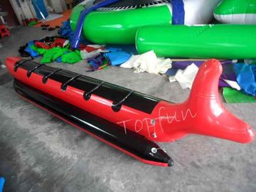 水ゲームのための刺激の PlatoTowable の膨脹可能で赤い鮫のボートとの