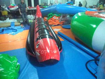 水ゲームのための刺激の PlatoTowable の膨脹可能で赤い鮫のボートとの