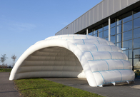 コマーシャルのための巨大で白く膨脹可能なドームの構造のでき事のテント