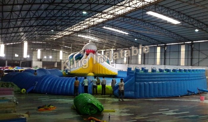 ホオジロザメ水スライドおよび浮遊物のおもちゃが付いている巨大で膨脹可能な水公園のスーツ